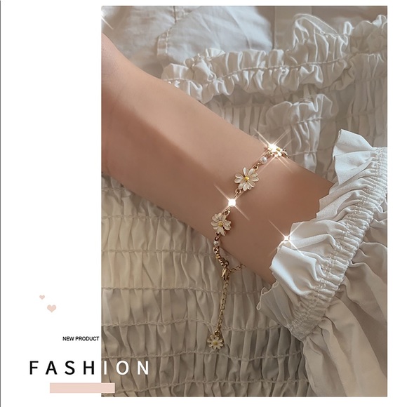 Daisy Golden Chain bracelets, Flower bracelet, Daily wear bracelet, Gift for her - Picture 3 of 9